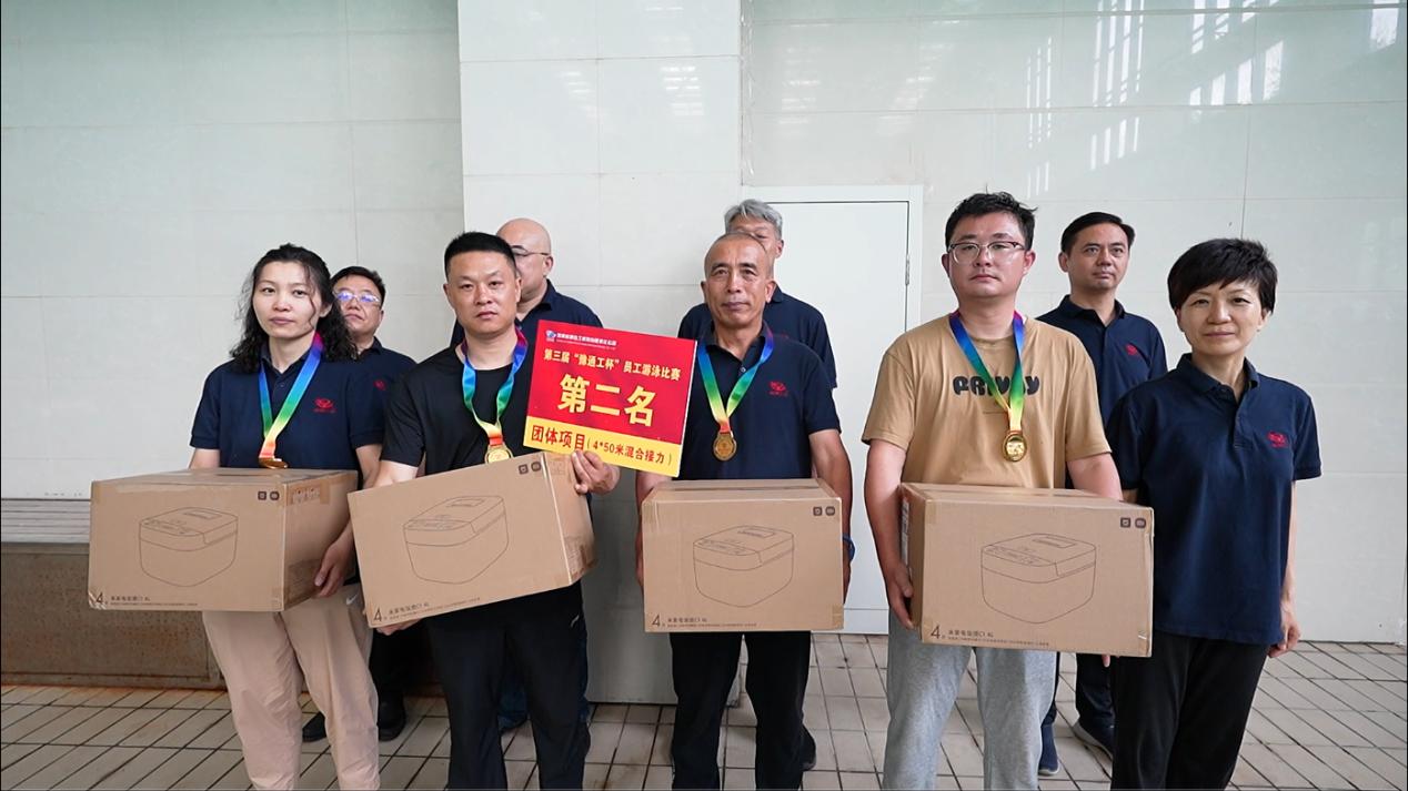 08公司工會主席、副總經(jīng)理時(shí)群英為榮獲450米接力項(xiàng)目第二名的：第十三分工會（焦作分公司）頒獎(jiǎng)表彰.jpg
