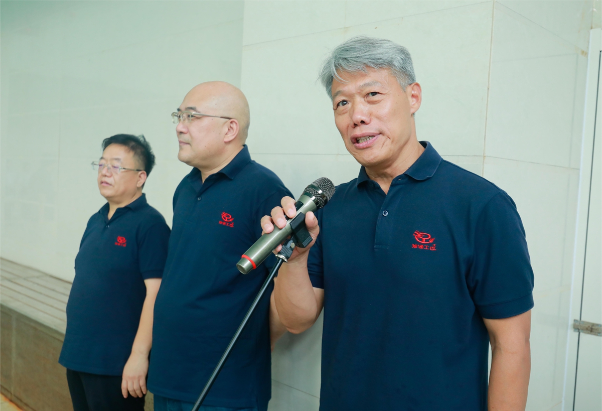 01-公司黨委書記、總經(jīng)理李子憲宣布第三屆“豫通工杯”員工游泳比賽圓滿閉幕.JPG
